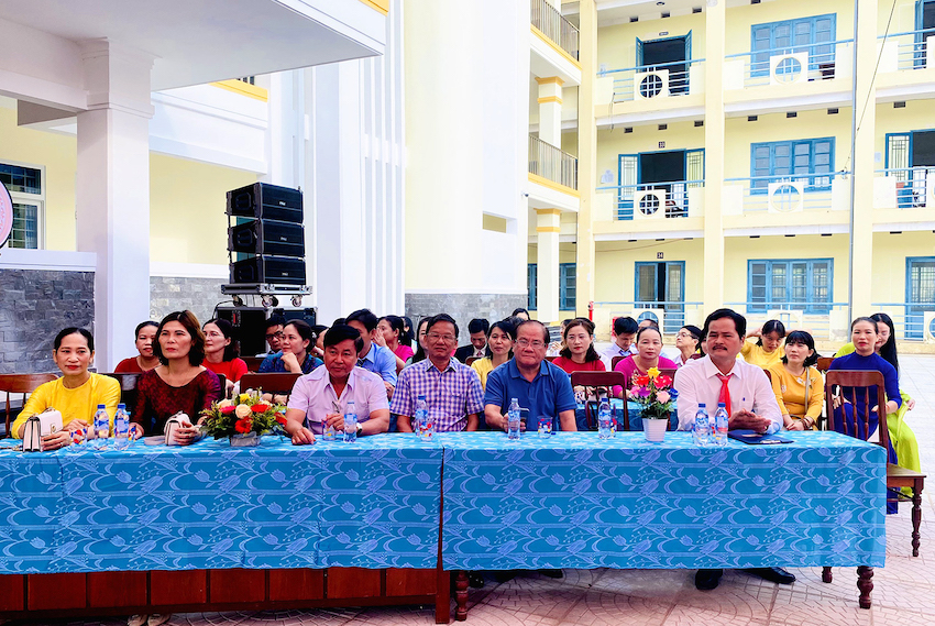 Các thầy, cô giáo, đại biểu và phụ huynh dự lễ khai giảng năm học mới