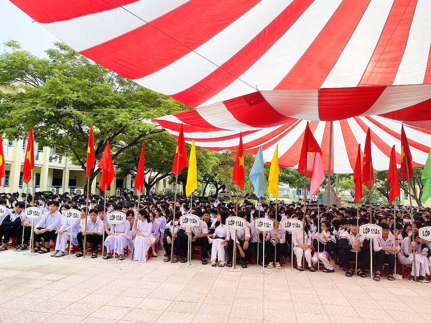 Học sinh tựu trường trong năm học mới