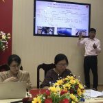 Đại diện Công ty CP Bột-Giấy VNT 19 giới thiệu hệ thống xử lý nước thải của nhà máy