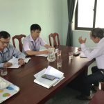 Lãnh đạo thị trấn Ba Tơ trao đổi, cung cấp thông tin cho nhà báo