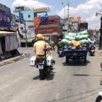 Xe CSGT đi bên cạnh xe chở hàng cồng kềnh nhưng không nhắc nhở, xử phạt
