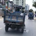 Xe không có biển kiểm soát chạy trên đường