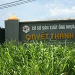 Bãi chứa cát trái phép nằm đối diện với cơ sở sản xuất ống nhựa trong Cụm công nghiệp