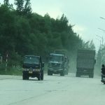 Xe tải trọng lớn tranh nhau lưu thông trên KKT Dung Quất, gây bụi và nguy hiểm người dân đi lại