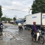 Người dân và xe tải đang lấn qua đoạn đương hư hỏng rất nguy hiểm